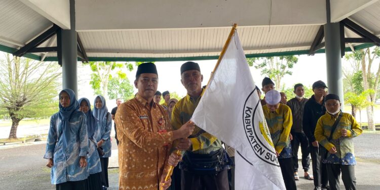 Foto : AKH MATAKALTENG - Penjabat Sekda Sukamara Yofi Yudistira menyerahkan bendera LPTQ kepada ketua rombongan saat melepas para kafilah MTQ ke-32 tingkat Provinsi Kalteng.