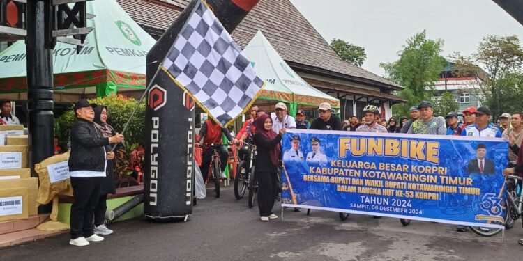 Foto: DIAN/MATA KALTENG - Bupati Kotim Halikinnor saat melepas kegiatan fun bike dalam rangka Hari KOPRI, 6 Desember 2024.