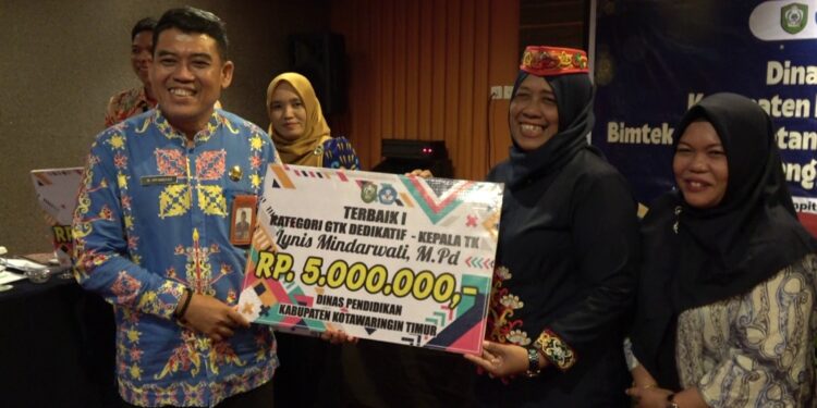 Foto: DIAN/MATA KALTENG - Pemberian penghargaan oleh dinas pendidikan kabupaten Kotawaringin Timur kepada guru berprestasi di tingkat provinsi hingga nasional.