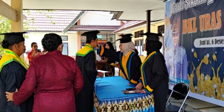 FOTO : AND/MATAKALTENG - Siswa siswi lansia saat mengikuti wisuda sekolah lansia cerdik BKL Uras Bajenta bertempat di Puskesmas Bereng, Jum'at, 6 Desember 2024.