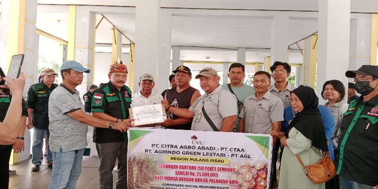 FOTO: IST/MATAKALTENG - Penyaluran bantuan kepada warga terdampak banjir di Jalan Mendawai, Komplek Pasar Kahayan, Palangka Raya dari Perusahaan CAA Group.