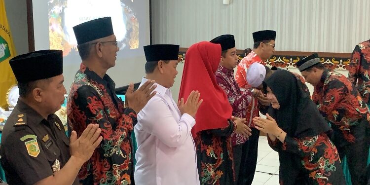 FOTO: IST/MATAKALTENG - MATA KALTENG - Bupati Kotim Halikinnor saat melepas kafilah MTQH.