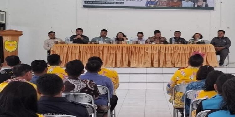 FOTO : DPRD GUMAS/MATA KALTENG- Seluruh anggota DPRD Kabupaten Gumas dari dapil I ketika berfoto bersama dalam pelaksanaan reses kelompok di Kantor Kecamatan Mihing Raya, pekan lalu.