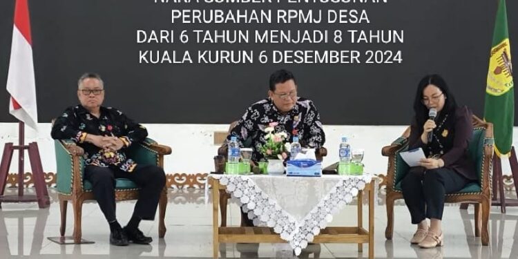 FOTO : DPMD GUMAS/MATA KALTENG
- Staf Ahli Bupati Guanhin bersama Kepala DPMD Yulius, Plt Sekretaris DPMD Warsinie ketika menghadiri pelatihan review penyusunan dokumen RPJMDes tahun 2024, di GPU Damang Batu, Jumat 6 Desember 2024.