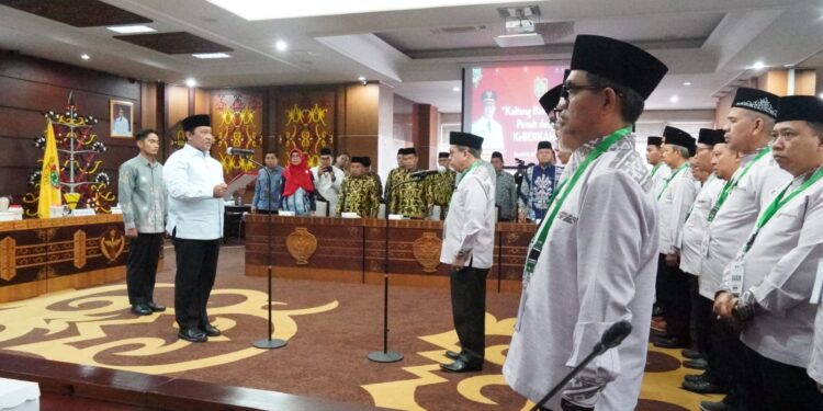 Foto: MATAKALTENG - Wagub Edy Pratowo Resmi Lantik Dewan Hakim dan Panitera MTQH XXXII Kalteng.