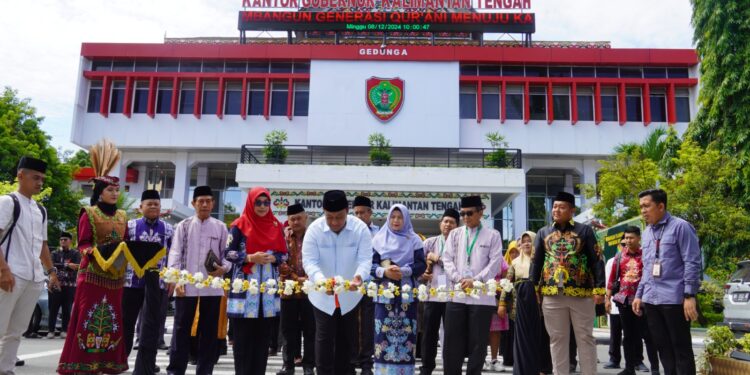 Foto: MATAKALTENG - Wagub Edy Pratowo secara resmi membuka Gelar Produk UMKM dalam rangka MTQH XXXII Tingkat Provinsi Kalteng Tahun 2024 di Halaman Kantor Gubernur, Minggu (8/12/2024).