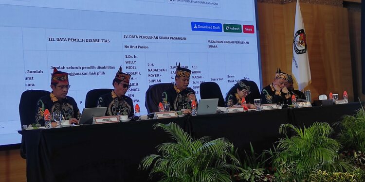 Foto: MATAKALTENG - Ketua KPU Kalteng Sastriadi dan jajaran saat membacakan hasil hasil rekapitulasi tingkat provinsi di Aula Hotel Aquarius, Minggu (8/12).
