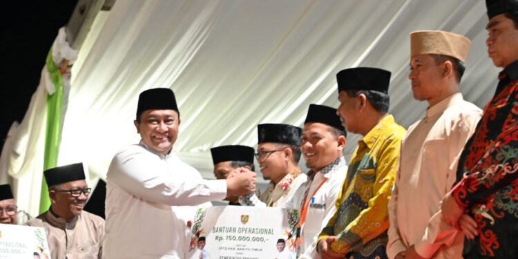 FOTO: MATAKALTENG - Wagub Edy Pratowo secara simbolis menyerahkan bantuan operasional senilai masing-masing Rp 150 juta kepada Ketua LPTQ Kabupaten/Kota dalam acara Pembukaan MTQH XXXII Tingkat Provinsi Kalteng Tahun 2024 di Halaman Kantor Gubernur, Minggu (8/12/2024) malam.
