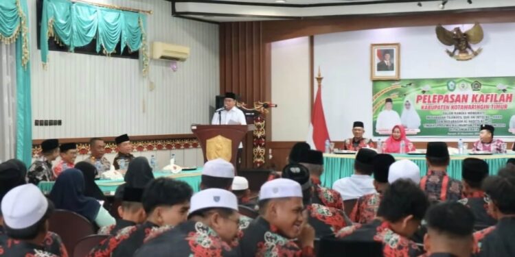 Foto: MATAKALTENG - Bupati Kotim Halikinnor saat melepas kafilah MTQH asal Kotim belum lama ini.