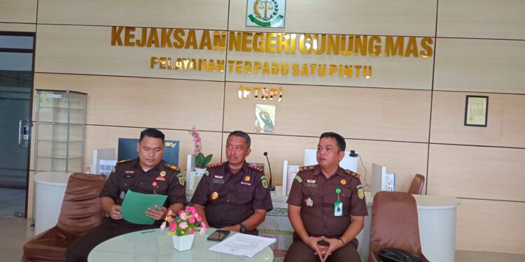 FOTO : KEJARI GUMAS/MATA KALTENG - Kepala Kejaksaan Negeri Gumas Sugito didampingi Kasi Pidsus Andi Yaprizal dan Kasi Intel Supritson, ketika menyampaikan press rilis dalam rangka hakordia tahun 2024, di kantor kejari setempat, Senin, 9 Desember 2024.