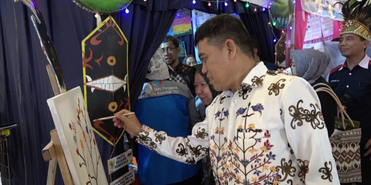 Foto: DIAN/MATA KALTENG - Kepala Dinas Pendidikan Kabupaten Kotim Muhammad Irfansyah saat mengunjungi salah satu hasil belajar guru penggerak.