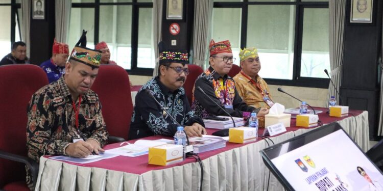 FOTO : DISKOMINFO SANTIK/MATA KALTENG - Pj Bupati Gumas Herson B Aden didampingi Sekda Richard, ketika menyampaikan indikator hasil kinerja triwulan II, pekan lalu.