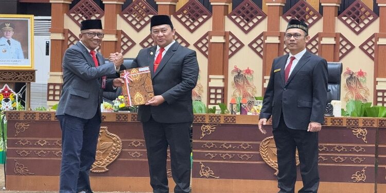 Foto: Wagub Kalteng Edy Pratowo saat menyerahkan DIPA ke Plt Sekda Kalteng, Katma F. Dirun di Aula Jayang Tingang, Kantor Gubernur Kalteng, Kota Palangka Raya, Rabu 11 Desember 2024.