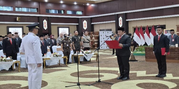 FOTO: IST/MATAKALTENG - Pelantikan Akhmad Husain sebagai Penjabat (Pj) Wali Kota Palangka Raya oleh Wakil Gubernur Kalteng, Edy Pratowo.