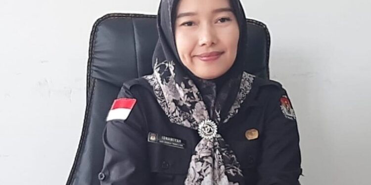 Komisioner KPU Kobar Divisi Sosialisasi Pendidikan Pemilih, Partisipasi Masyarakat, dan Sumber Daya Manusia, Isnawiyah.