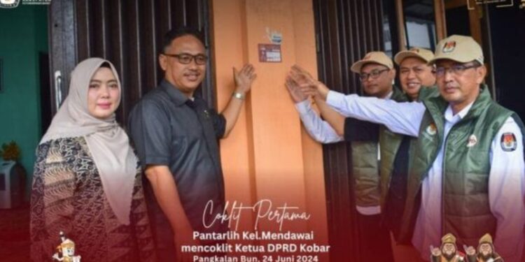 FOTO: IST/MATAKALTENG - Ketua DPRD Kabupaten Kobar saat disambangi petugas Pantarlih Kelurahan Mendawai bersama Ketua KPU Kalteng dan Ketua KPU Kobar, Senin 24 Juni 2024.