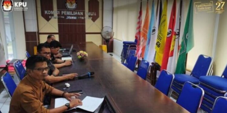 FOTO: IST/MATAKALTENG - Komisioner KPU Kobar saat mengikuti rapat koordinasi secara daring bersama KPU Provinsi Kalimantan Tengah Rabu 3 Juli 2024.