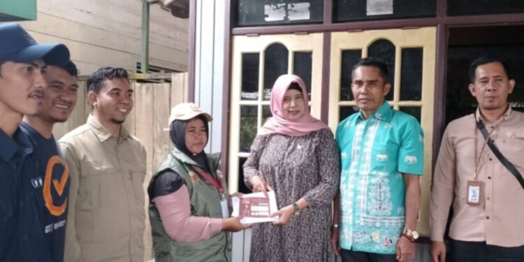 FOTO: IST/MATAKALTENG - Petugas Pantarlih Kelurahan Kumai Hulu saat melaksanakan Coklit dikediaman anggota Bawaslu Provinsi Kalteng, Sabtu 6 Juli 2024.