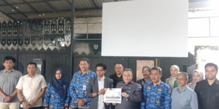 FOTO: IST/MATAKALTENG - Plh Ketua KPU Kobar, Suprianur bersama Kepala Bapeda Juni Gultom berswafoto usai sosialisasi di Kopi Petik Cafe, Rabu 17 Juli 2024