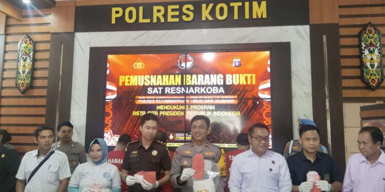 FOTO: AGUS/MATAKALTENG- Press release pemusnahan Narkotika di Mapolres Kotim. Rabu 11 Desember 2024.