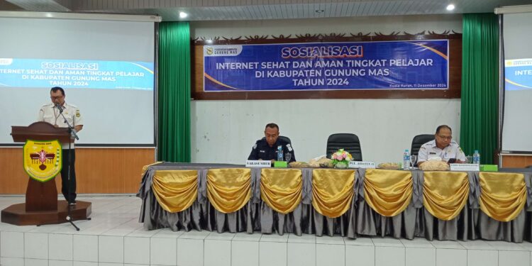 FOTO : DISKOMINFO SANTIK/MATA KALTENG - Plt Asisten II Setda Gumas Champili didampingi Kepala Diskominfo Santik Ruby Haris, dan narasumber Paur Anev Subbid PID Polda Kalteng Ipda H Shamsudin, memberikan arahan pada sosialisasi internet sehat dan aman tingkat pelajar tahun 2024, di aula kantor bapperida setempat, Rabu, 11 Desember 2024.
