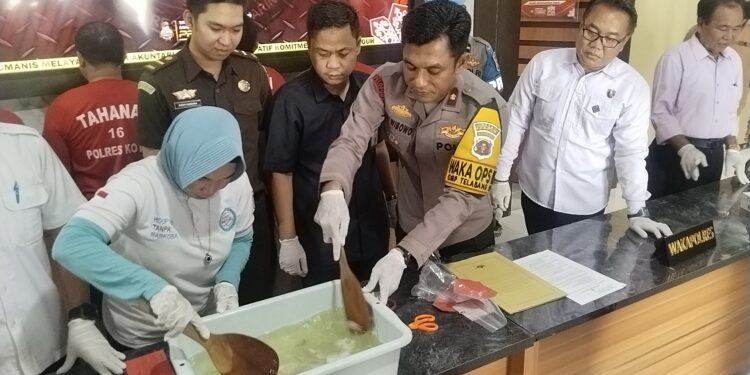 FOTO: AGUS/MATAKALTENG- Wakapolres Kotim, Kompol Tri Wibowo saat melakukan pemusnahan narkotika di Mapolres Kotim. Rabu 11 Desember 2024.
