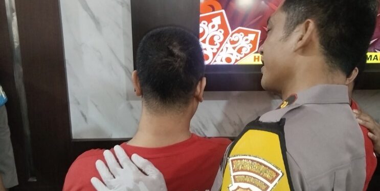 FOTO: AGUS/MATAKALTENG - Pelaku tindak pidana narkotika saat di tanya oleh Wakapolres Kotim, Kompol Tri Wibowo usai press release di Mapolres Kotim. Rabu, 11 Desember 2024.