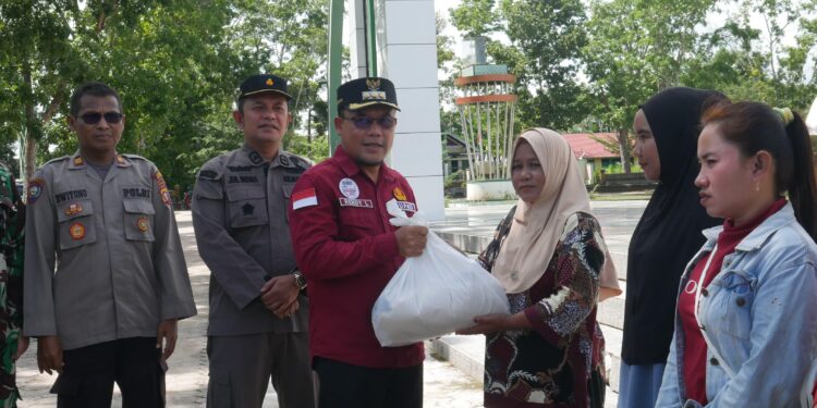 Foto : AKH/MATA KALTENG - Pj Bupati Sukamara Rendy Lesmana saat menyerahkan paket sembako pada pasar penyeimbang.
