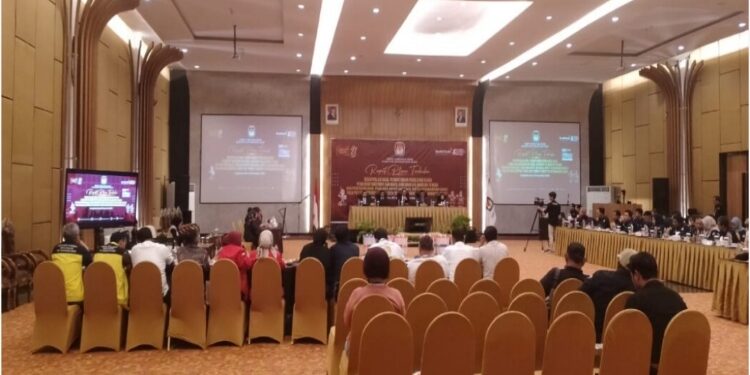FOTO: IST/MATAKALTENG - Ketua KPU Kobar Chaidir memimpin Rapat Pleno Rekapitulasi Hasil Perhitungan Suara