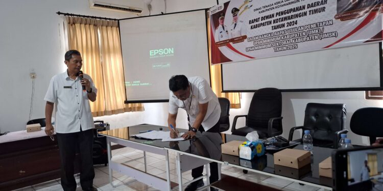 Foto: DIAN/MATA KALTENG - Penandatanganan kesepakatan kenaikan UMK Kotim tahun 2025, 11 Desember 2024.