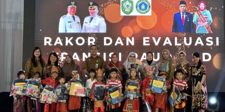 Foto:IST/MATA KALTENG - Pemberian penghargaan kepada peserta didik dalam kegiatan rapat koordinasi dan evaluasi transisi PAUD ke SD belum lama ini.