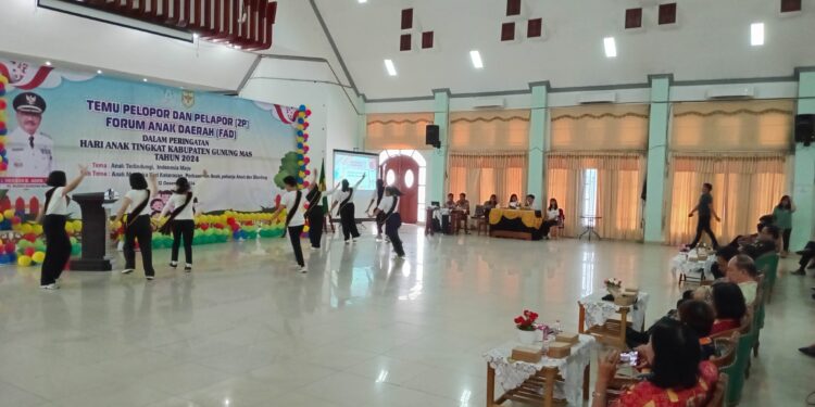 FOTO : DISKOMINFO SANTIK/MATA KALTENG - Sejumlah anak tampil pada kegiatan temu pelopor dan pelapor pada forum anak daerah dalam rangka peringatan hari anak tingkat Kabupaten Gumas tahun 2024, di GPU Damang Batu, Kamis, 12 Desember 2024.