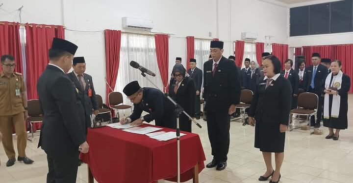 Foto: MATAKALTENG - Para pejabat di lingkup Pemkab Barsel yang belum lama ini dilantik oleh Pj. Bupati Barsel Deddy Winarwan.