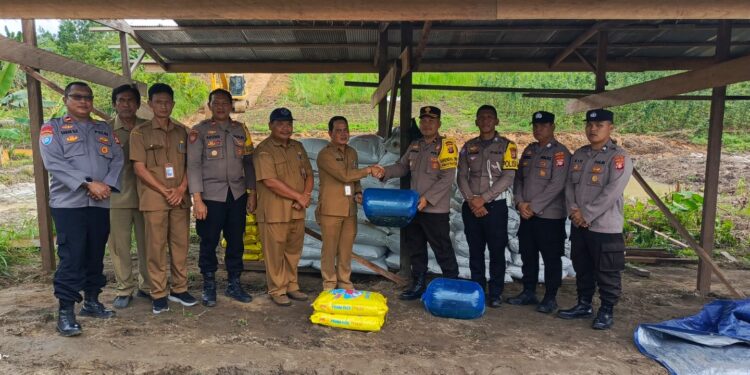FOTO : DPKP GUMAS/MATA KALTENG - Kepala DPKP Kabupaten Gumas Eigh Manto ketika menyerahkan bantuan bibit dan pakan ikan kepada kelompok pembudidaya ikan binaan Polres Gumas, Rabu, 11 Desember 2024.