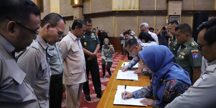 FOTO: IST/MATAKALTENG - Kadis TPHP Prov.Kalteng Hj. Sunarti saat penandatanganan berita acara distribusi alat dan mesin pertanian (alsintan) 2024 dan penandatanganan kesepakatan pengawalan Luas Tambah Tanam (LTT) tahun 2025.