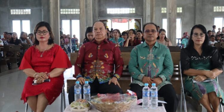 FOTO : LELIE/MATA KALTENG - Anggota DPRD Kabupaten Gumas Lelie (ujung kiri) ketika menghadiri safari natal di Gereja Laetare Kelurahan Tehang, Kecamatan Manuhing Raya, Rabu, 11 Desember 2024.