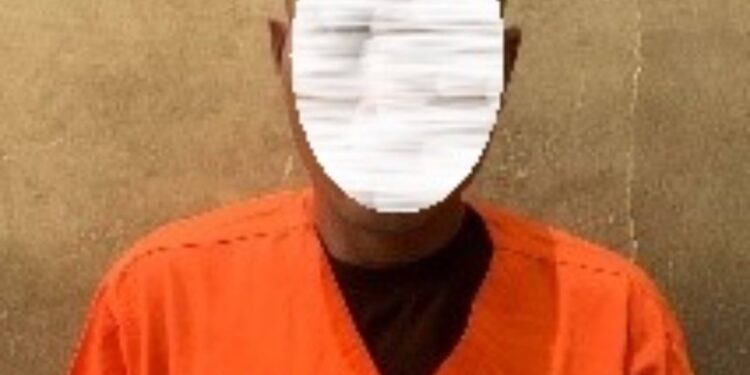 FOTO : HUMAS GUMAS/MATA KALTENG - Pelaku B (35) ketika diamankan di Unit PPA Satreskrim Polres Gumas.