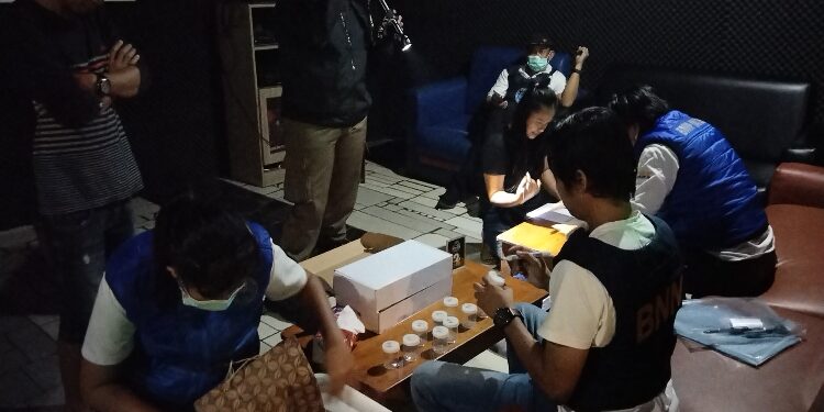 FOTO: AGUS/MATAKALTENG - Petugas BNNP Kalteng saat melakukan tes urine terhadap pengunjung karoke hotel Goll Inn Kota Sampit, Minggu 15 Desember 2024.