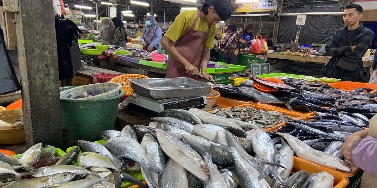 FOTO: DIAN/MATA KALTENG - Suasana di pasar tradisional yang ada di Kota Sampit.