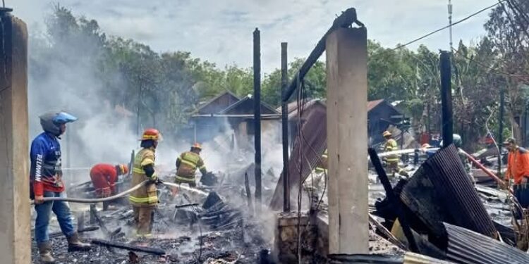 FOTO: MATAKALTENG - Enam rumah warga yang rata dengan tanah setelah di lalap si jago merah.