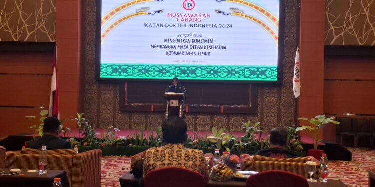Foto: DIAN/MATA KALTENG - Wakil Bupati Kotim Irawati saat menghadiri musyawarah cabang Ikatan Dokter Indonesia 2024, di Aquarius Boutique Hotel, 15 Desember 2024.