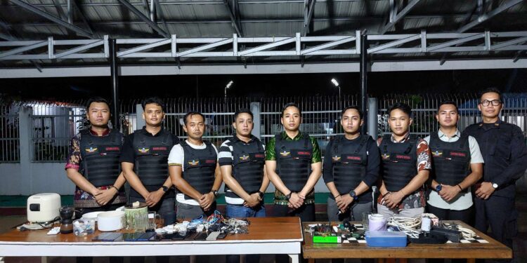 FOTO: MATAKALTENG - KPR Palangka Raya, Bahtiyar Mandala bersama tim Satops Panal menunjukkan barang bukti hasil razia pada Sabtu (14/12) malam.