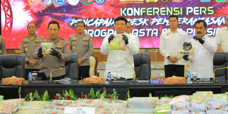 FOTO: MATAKALTENG - Kapolri, Jenderal Listyo Sigit Prabowo, pada saat menunjukkan barang bukti narkoba.