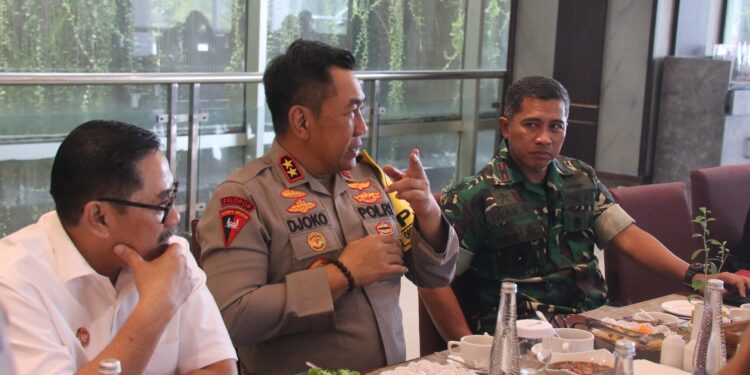 FOTO: MATAKALTENG - Kapolda Kalteng, Irjen Pol Djoko Poerwanto, pada saat berdiskusi bersama.