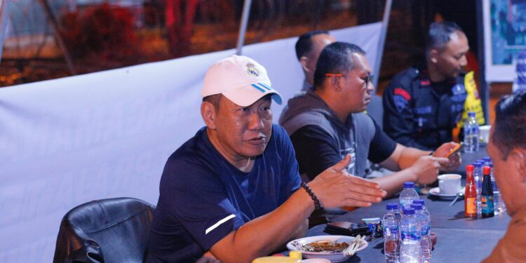 FOTO: MATAKALTENG - Kapolda Kalteng, Irjen Pol Djoko Poerwanto, pada saat mengecek kantor KPU.