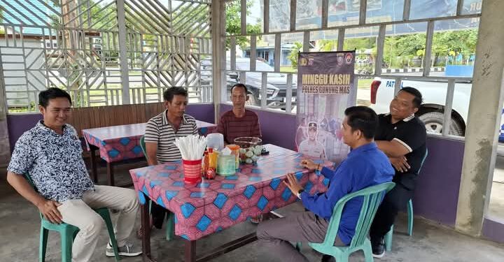 FOTO : HUMAS POLRES GUMAS/MATA KALTENG - KBO Satres Narkoba Polres Gumas Ipda Bonar Ari Sihombing bersama personel, ketika berdialog dengan warga, Minggu, 15 Desember 2024.