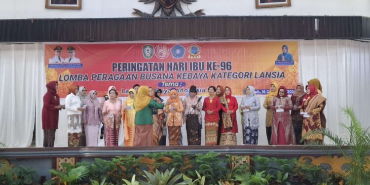 Foto: DIAN/MATA KALTENG - Lomba peragaan busana kebaya kategori lansia dalam rangka peringatan Hari Ibu ke 96, di Gedung Serbaguna Sampit, 16 Desember 2024.