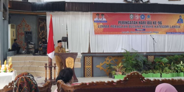 Foto: DIAN/MATA KALTENG - Bupati Kotim Halikinnor saat menghadiri kegiatan peringatan Hari Ibu ke 96 di Gedung Serbaguna Sampit, 16 Desember 2024.