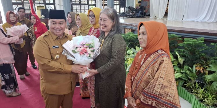 Foto:DIAN/MATA KALTENG - Pemberian cindera mata kepada tokoh perempuan di Kotim oleh Bupati Kotim Halikinnor, 16 Desember 2024.