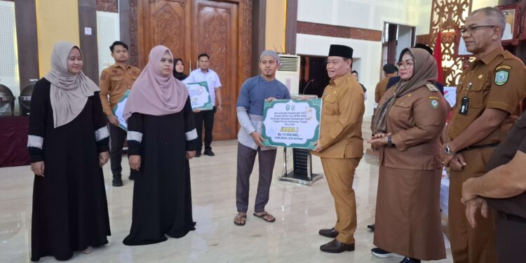 Foto: DIAN/MATA KALTENG - Penyambutan kedatangan kafilah Kotim pada pelaksanaan MTQH ke 32 Provinsi Kalteng di Aula Rujab Bupati Kotim, 16 Desember 2024.